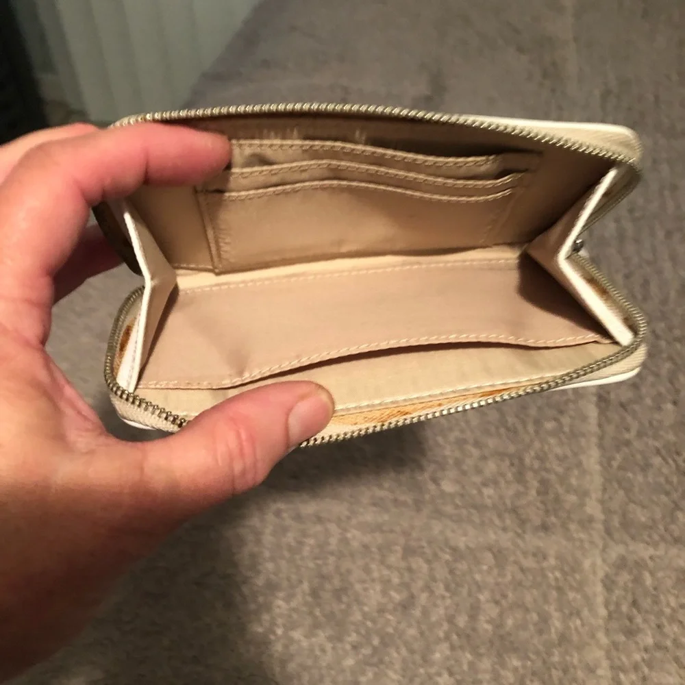 Crème and beige colored Coach wallet in excellent condition - Picture 2 of 6